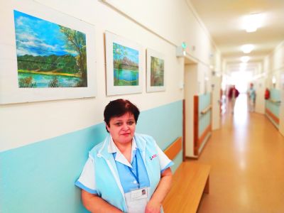 Kolegům i pacientům Léčebného a rehabilitačního pracoviště ve Vítkově dělá radost svými obrazy zdejší sestřička