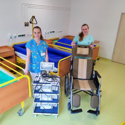 Nemocnice AGEL Nový Jičín pořídila pomůcky pro handicapované dětské pacienty díky Nadaci ČEZ