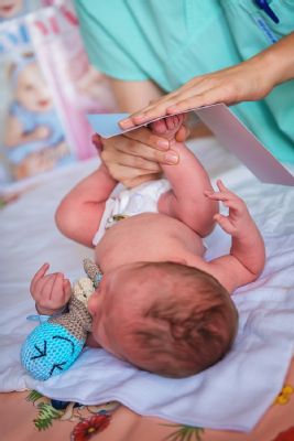 Nemocnice AGEL Nový Jičín obnovila prohlídky porodnice a nabízí parkování tatínkům zdarma 