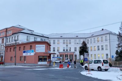 Nemocnice AGEL Nový Jičín stále bojuje s velkým zatížením jednotek JIP. Operační péči není proto možné zatím obnovit v plné míře