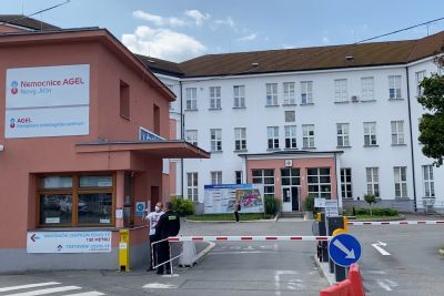 Pacienti mohou do Nemocnice AGEL Nový Jičín bez hotovosti