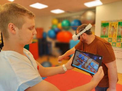 Novinka navrací k pohybu po úrazech i po operacích. Virtuální realita pomáhá pacientům na rehabilitaci v Nemocnici AGEL Nový Jičín